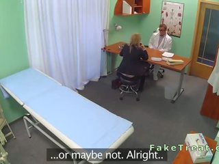 Loira saleswoman fodido em falsificação hospital